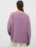 Carregar imagem no visualizador da galeria, lilac V-neck sweater
