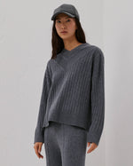 Carregar imagem no visualizador da galeria, titanium v-neck ribbed sweater
