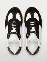 Carregar imagem no visualizador da galeria, black &amp; white sneakers
